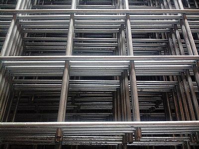 黑鐵絲碰焊網片系選用優質鐵絲通過精密的焊接制成